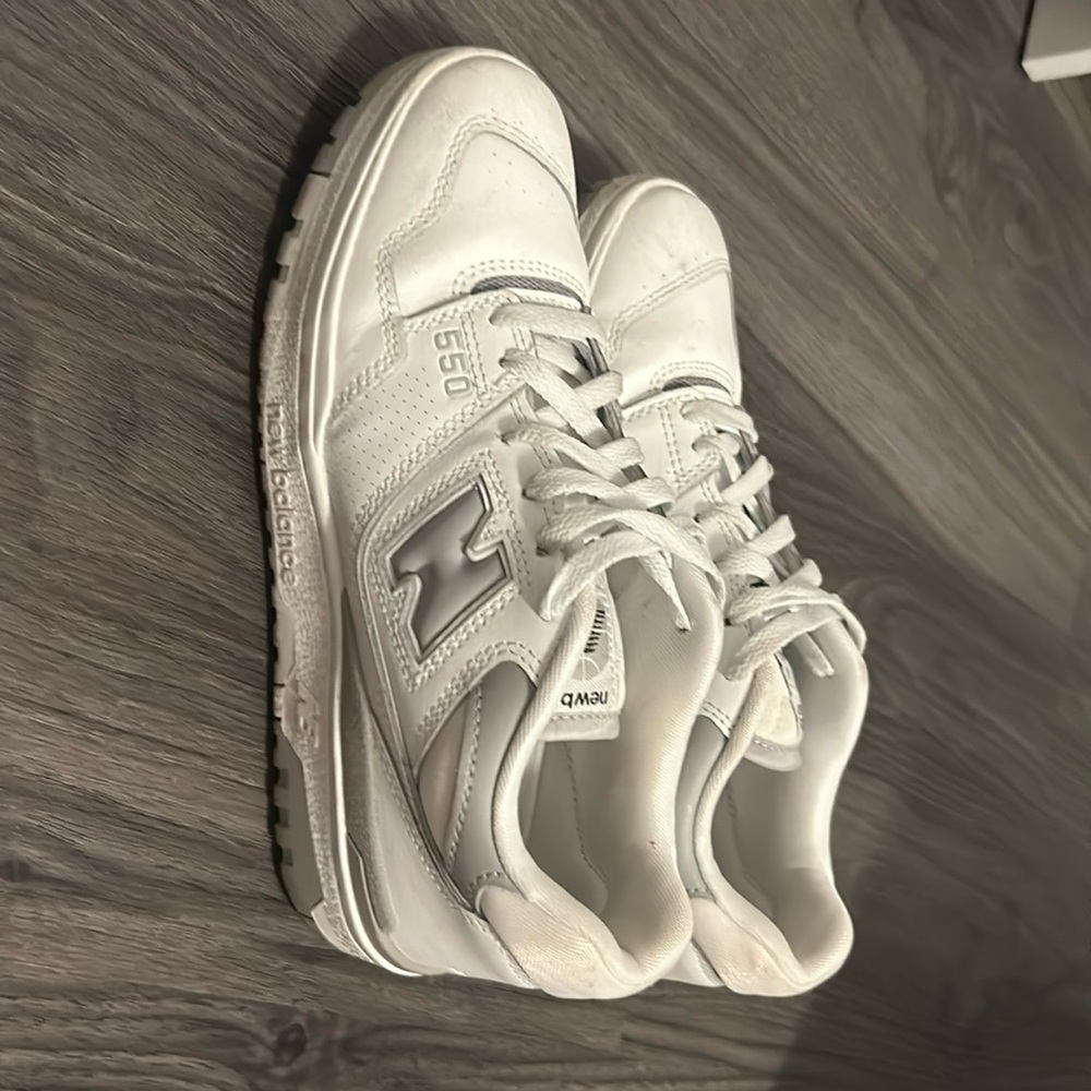 Lightly worn new balance 550s. White and gray size 8!!